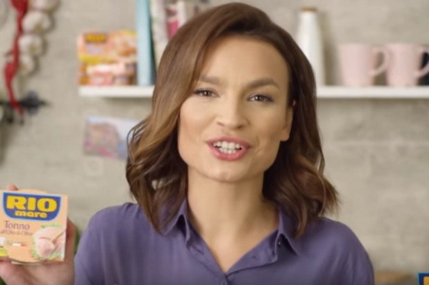 Ania Starmach w kampanii reklamowej Rio Mare, kadr za YouTube Rio Mare: Nigdy nie będziemy tanim, pospolitym produktem
