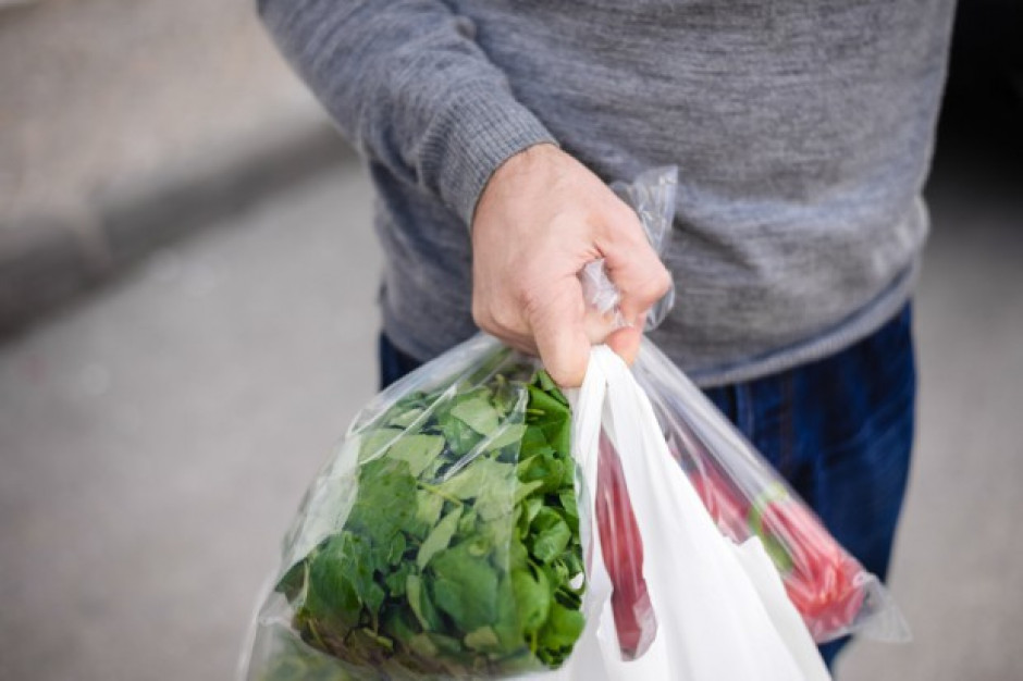 fot. shutterstock Sieci handlowe z łatwością obeszły opłatę za torby foliowe. Potrzeba zmiany przepisów?