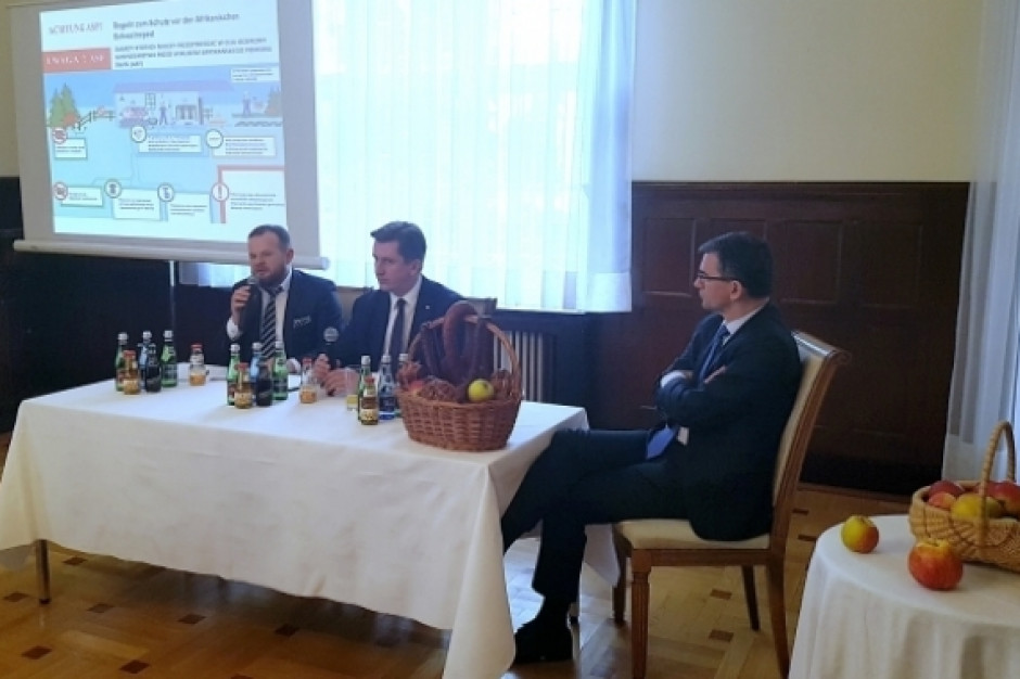 Wiceminister Rafał Romanowski podczas konferencji prasowej, fot. mrirw.gov.pl MRiRW w Berlinie: Polska żywność jest bezpieczna i wolna od ASF
