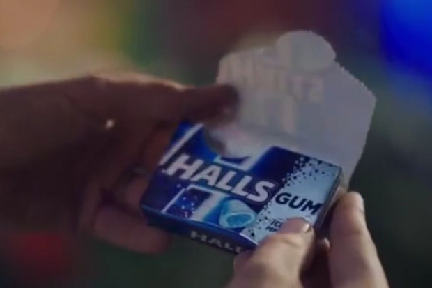 kadr z reklamy Mondelez: Ruszyła kampania reklamowa gum Halls