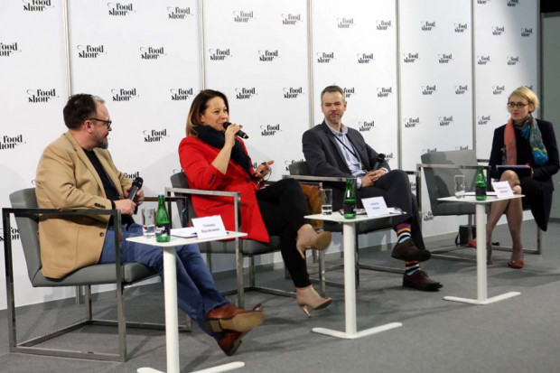 Na zdj. od lewej: Tomasz Bączkowski, zwycięzca 3 edycji Bake Off – Ale Ciacho! i właściciel bloga Słony Miód, Jolanta Kleser, właścicielka Pracowni Smaku, Wawrzyniec Maziejuk, członek zarządu Stowarzyszenia „Polska Ekologia”, Edyta Kochlewska, redaktor naczelna magazyn Rynek Spożywczy. Fot. PTWP Food Show 2018: Konsumenci szukają przede wszystkim dobrego smaku