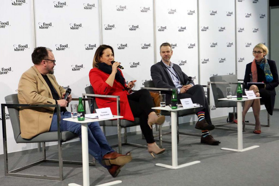 Na zdj. od lewej: Tomasz Bączkowski, zwycięzca 3 edycji Bake Off – Ale Ciacho! i właściciel bloga Słony Miód, Jolanta Kleser, właścicielka Pracowni Smaku, Wawrzyniec Maziejuk, członek zarządu Stowarzyszenia „Polska Ekologia”, Edyta Kochlewska, redaktor naczelna magazyn Rynek Spożywczy. Fot. PTWP Food Show 2018: Konsumenci szukają przede wszystkim dobrego smaku
