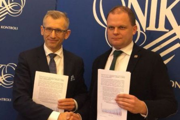 Krzysztof Kwiatkowski, prezes NIK (z lewej) oraz przedstawiciel KRD-IG, Łukasz Dominiak/ fot. NIK NIK i KRD-IG dementują doniesienia mediów o powszechnym stosowaniu antybiotyków w produkcji drobiu