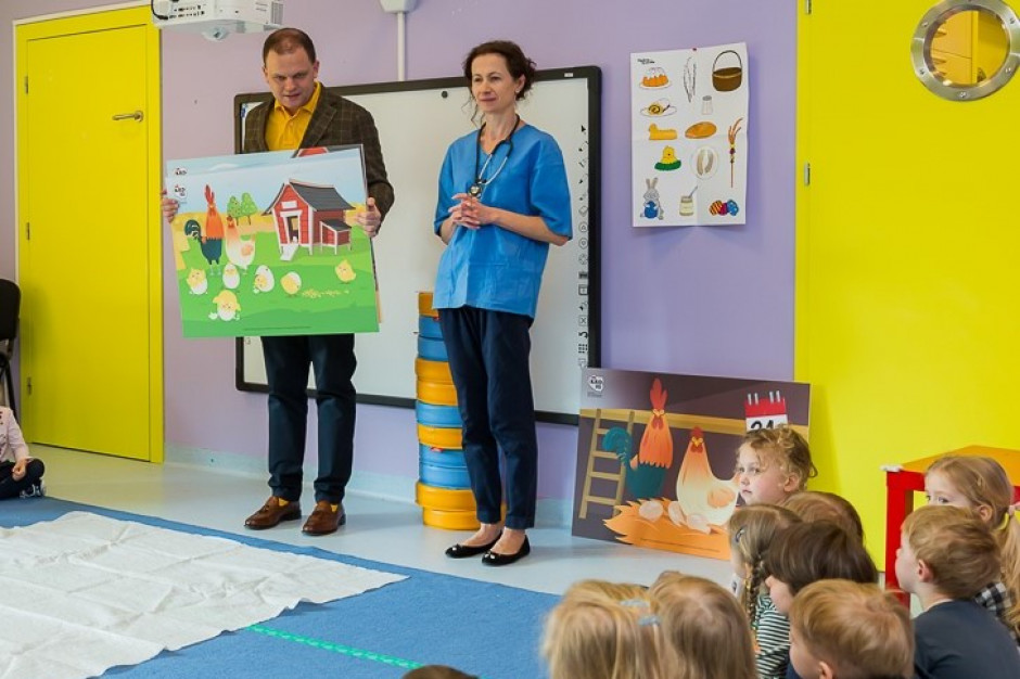 Łukasz Dominiak i Aleksandra Porada z KRD-IG, fot. mat.pras. KRD-IG edukuje przedszkolaków na temat drobiu (zdjęcia)