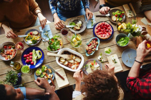 fot. shutterstock "Prozdrowotne" odżywianie Polaków - teoria kontra praktyka – okiem dietetyków i analityków rynku