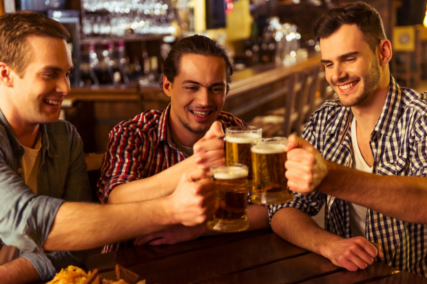 fot. shutterstock Zakaz sprzedaży alkoholu może wpłynąć na puby i pijalnie