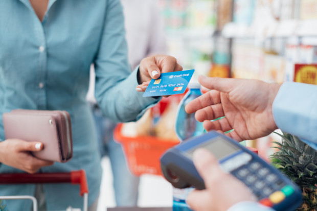 Fot. shutterstock FPP: 90 proc. Polaków deklaruje, że chce płacić bezgotówkowo