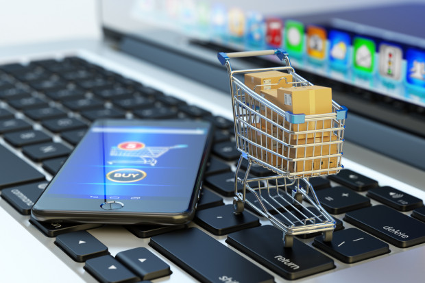 Fot. shutterstock Eksperci: E-commerce wyraźnie zyskuje w dni objęte zakazem handlu
