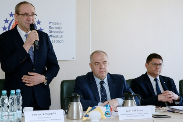 Od lewej: wiceminister Jacek Bogucki, wiceminister Jacek Sasin oraz główny lekarz weterynarii Paweł Niemczuk, fot. mrirw Budowa silnej marki polskiej żywności trudniejsza od zdobywania nowych rynków zbytu