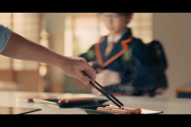 Fot. kadr z reklamy Tarczyński Motyw japońskiego śniadania w reklamie parówek Tarczyński (wideo)