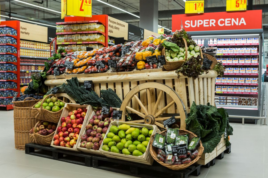 Jeden ze sklepów sieci Carrefour. Fot. materiały prasowe Carrefour wdraża transformację żywieniową. Podpisał 7 kontraktów z polskimi rolnikami