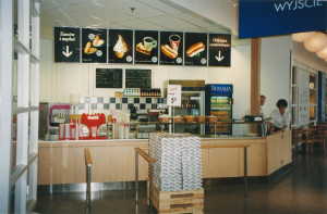 Bistro IKEA, lata 90. IKEA: W 1998 r. hot-dogi kosztowały więcej niż dziś. Co jeszcze się zmieniło?