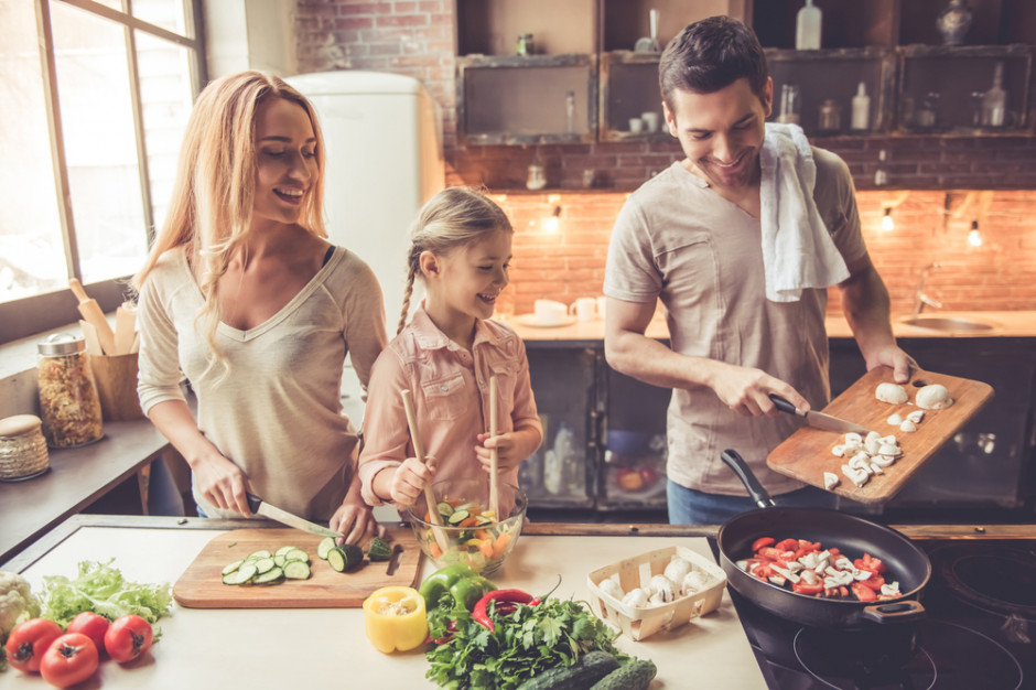 fot. shutterstock 80% Polaków uważa, że wspólne gotowanie zacieśnia więzi
