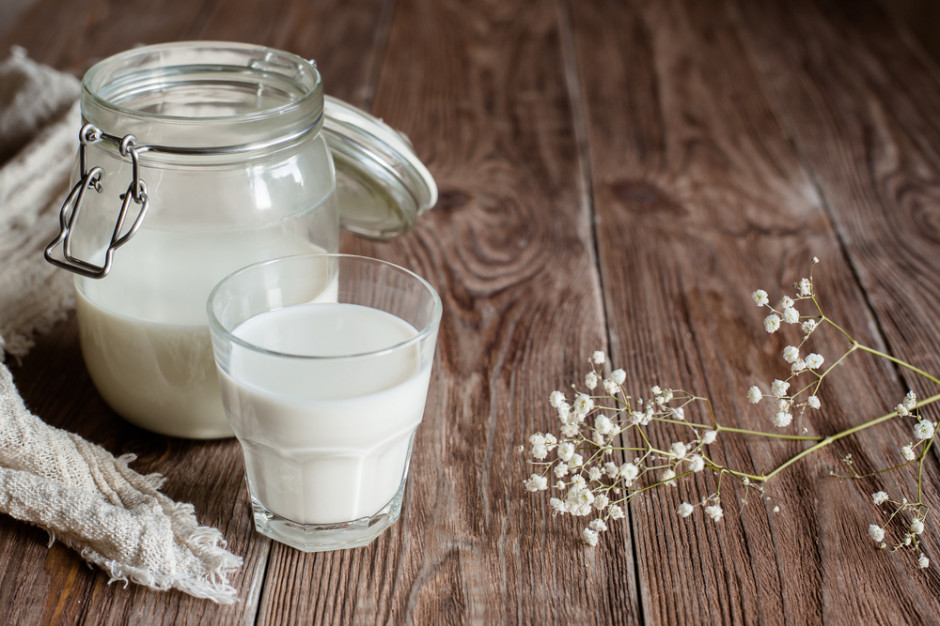 Fot. shutterstock UE: W marcu spadła średnia cena płacona za mleko