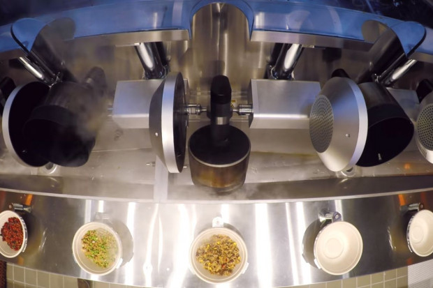 fot.: kard z youtube Pierwsza restauracja, w której posiłek przyrządzają roboty (wideo)