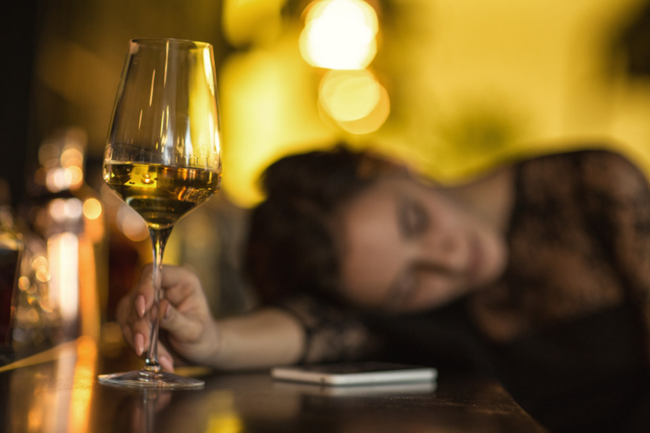 fot. shutterstock Naukowcy: Nawet małe dawki alkoholu upośledzają jakość snu