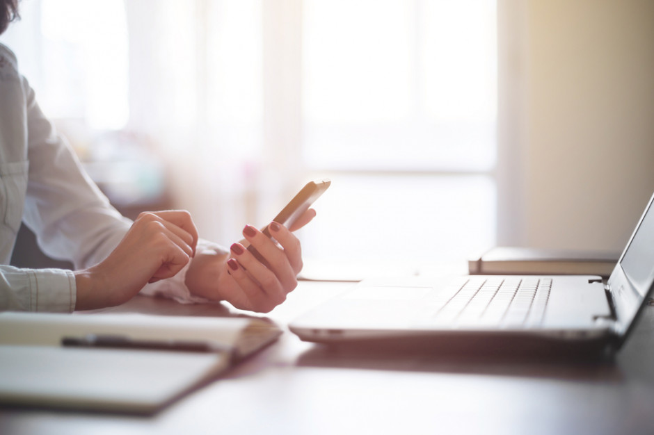 fot. shutterstock Jak korzystanie ze smartfona wpływa na wydajność pracowników?