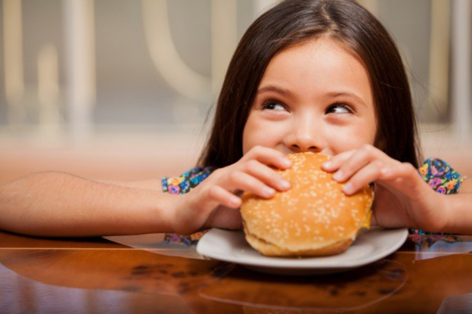 Dzieci i młodzież podatne na reklamę fast foodów i chipsów
