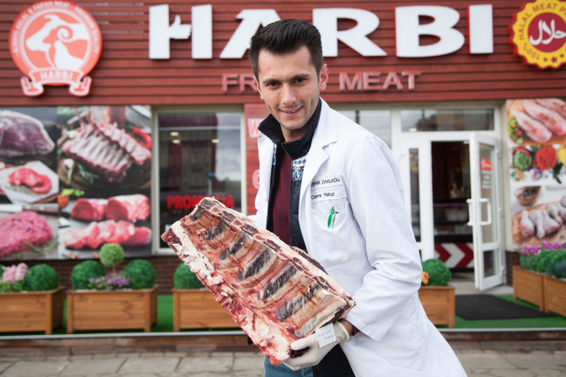 Cemre Yatur, współwłaściciel sklepu mięsnego Harbi Meat, fot. Paweł Pawłowski/PTWP Harbi Meat: W hurcie sprzedajemy do 13 ton mięsa miesięcznie