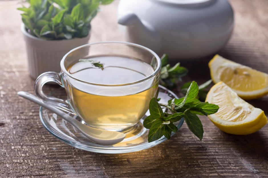 fot. shutterstock Drugie życie herbaty: Zużyte liście herbaciane mogą służyć jako nawóz do kwiatów
