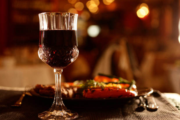 fot. Shutterstock Porady sommeliera – jak dobrać wino do posiłku