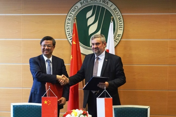 Chiński minister generalnej administracji celnej (GACC) Ni Yufeng oraz Jan Krzysztof Ardanowski, minister rolnictwa, fot. mrirw.gov.pl Polski drób oraz ikra pstrąga i łososia wkrótce trafią do Chin