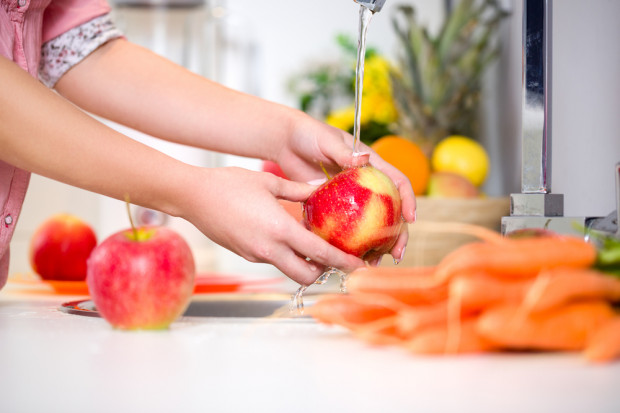 fot. shutterstock.com Na rynku pojawił się płyn do mycia warzyw i owoców usuwający pestycydy. Czy to w ogóle możliwe?
