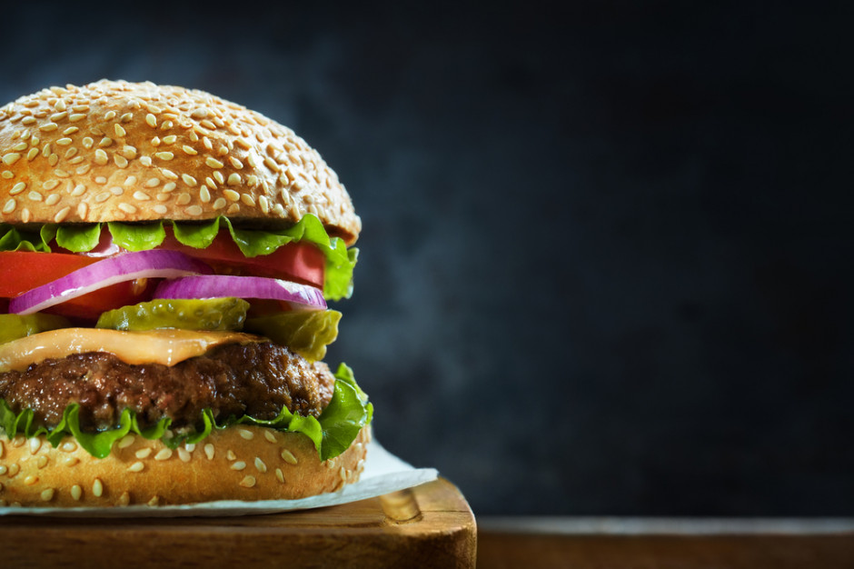 fot. shutterstock Naukowcy: Hamburgery sprzyjają astmie i alergiom