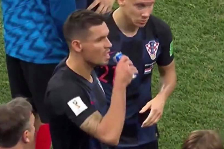 Dejan Lovren podczas meczu Chorwacji z Danią, fot. facebook/ekstraklasatrolls Mundial: Chorwacki piłkarz zapłaci grzywnę za wypicie Red Bulla