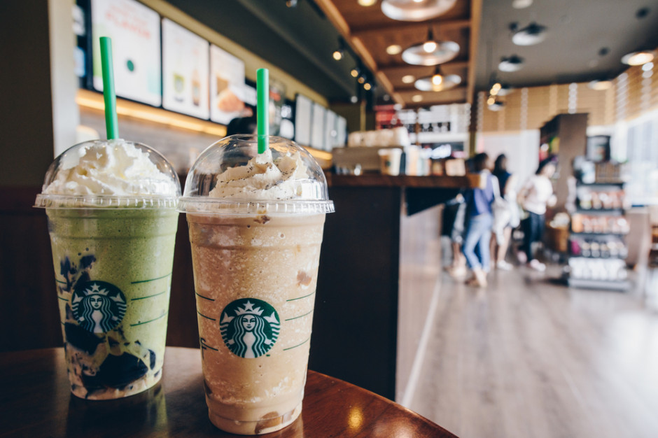 fot. shutterstock Starbucks wycofa plastikowe słomki do 2020 roku