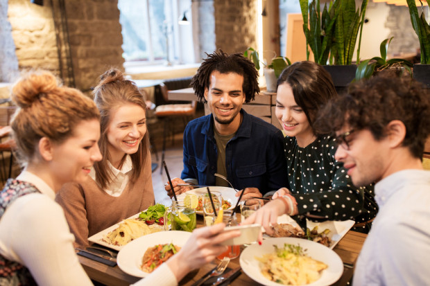 Fot. shutterstock 94% Polaków w ciągu ostatnich 6 miesięcy odwiedziło lokale gastronomiczne (wideo)