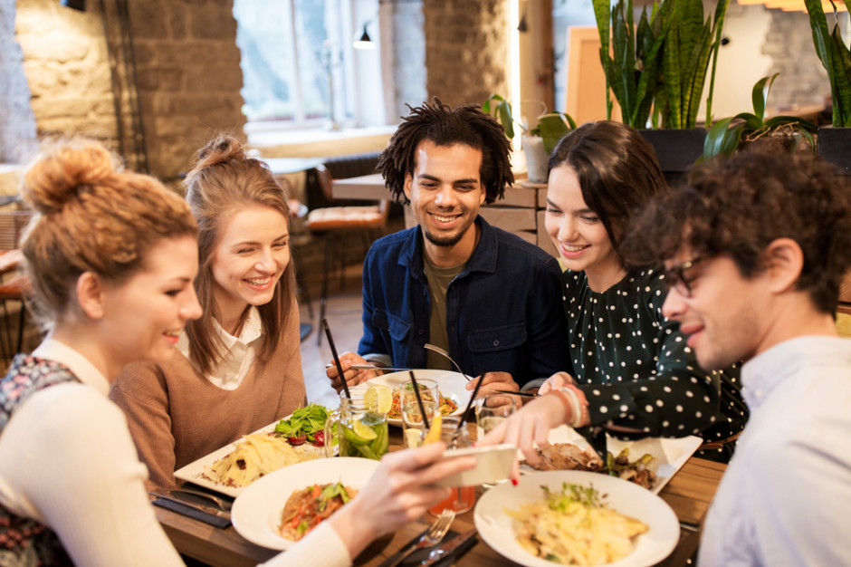 Fot. shutterstock 94% Polaków w ciągu ostatnich 6 miesięcy odwiedziło lokale gastronomiczne (wideo)