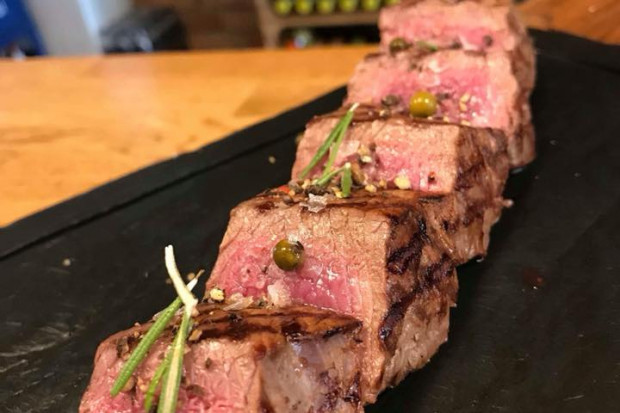 fot. facebook/marka Evil Restauracja Steak House Evil wprowadza steki ze strusia