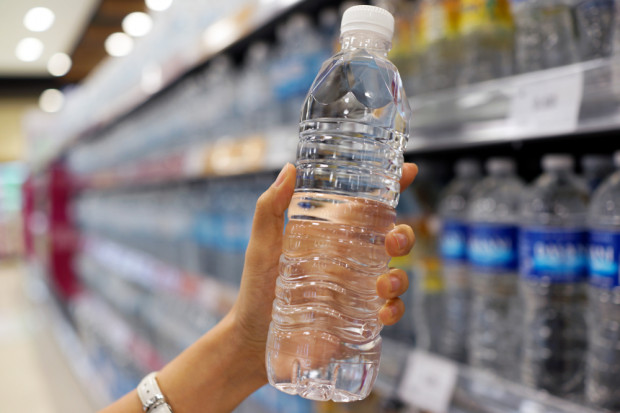 Fot. shutterstock Ranking: Które wody butelkowane są dostępne we wszystkich typach sklepów?