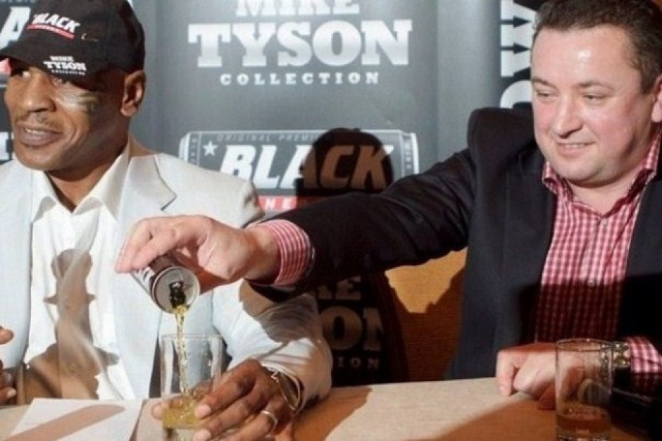 fot. materiały prasowe / Wiesław Włodarski, prezes FoodCare i Mike Tyson Muzeum Powstania Warszawskiego: Opaska na ramieniu Tysona to profanacja