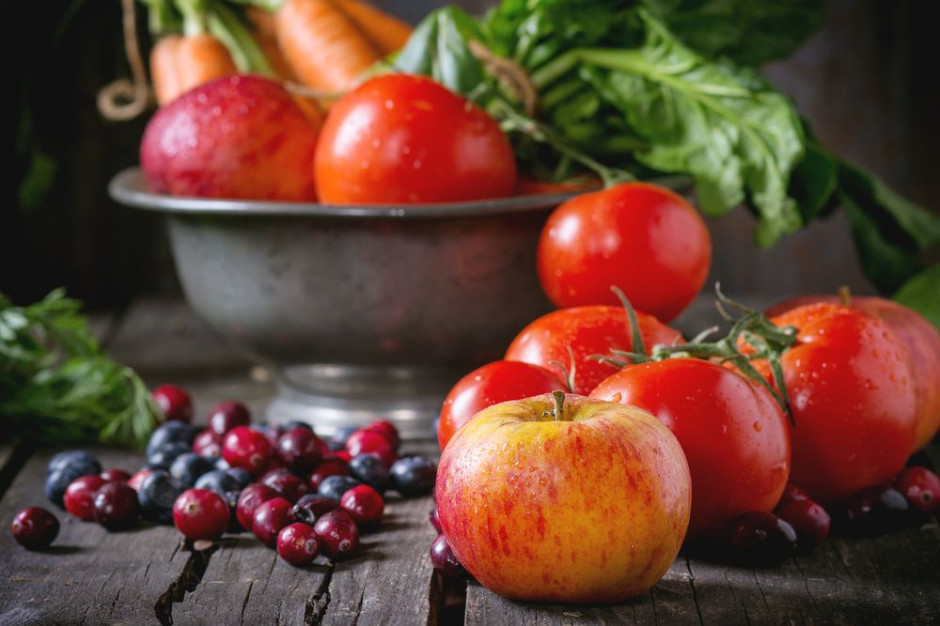 fot. shutterstock Pomidory i jabłka na czele ulubionych warzyw i owoców Polaków