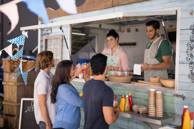 fot. shutterstock Pogłoski o śmierci food trucków mocno przesadzone?