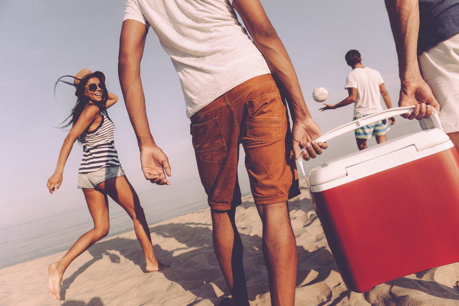 fot. Shutterstock GIS radzi brać na plażę i wycieczki żywność w lodówce