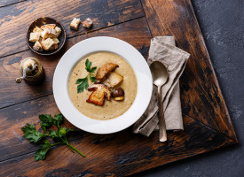 fot. shutterstock Zupy czy "grzybowy" farsz do pierogów czasem nie mają wiele wspólnego z prawdziwkami i maślakami