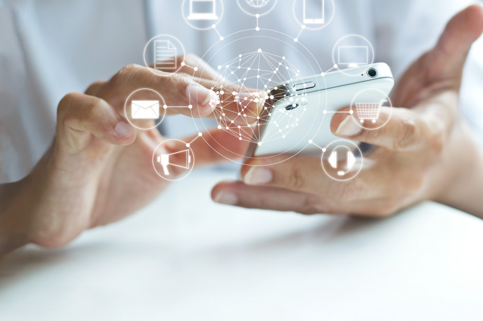 Fot. shutterstock Badanie: Polacy przekonują się do mobilnych aplikacji programów lojalnościowych