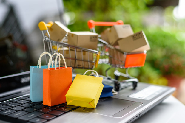 Fot. shutterstock E-sklepy oferują 3-4 możliwości dostawy towaru (analiza)