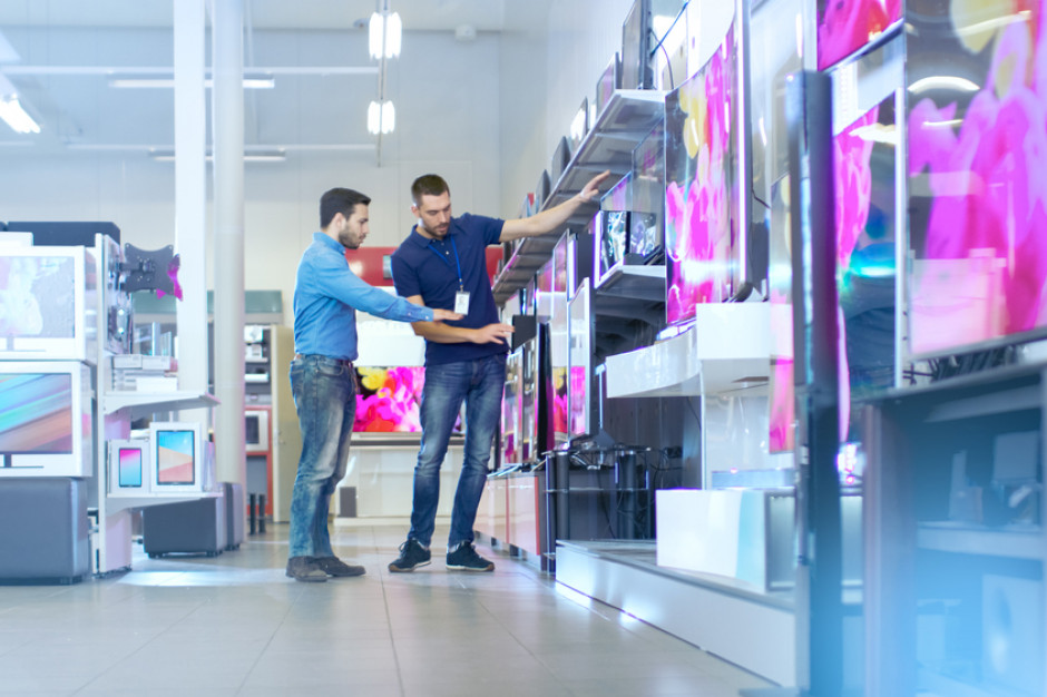 fot. Shutterstock Sklepy stacjonarne z elektroniką idą w odstawkę. Polacy kupują w Internecie