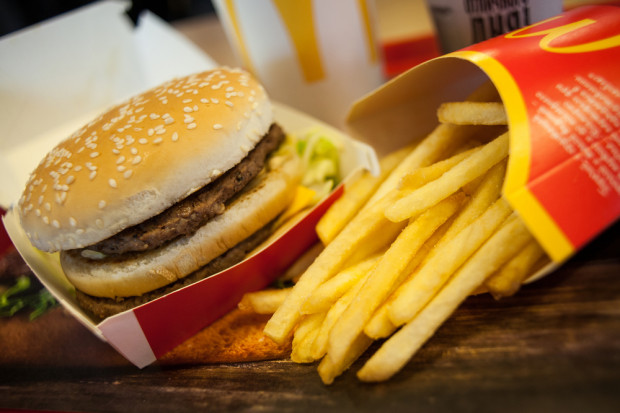fot. shutterstock USA: McDonald's wycofuje z burgerów sztuczne barwniki i konserwanty