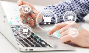 Fot. shutterstock Badanie: Za zakupy online Polacy płacą najczęściej bezgotówkowo