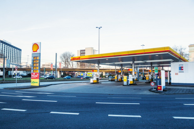 fot. shutterstock.com Nielsen: Zakaz handlu w niedziele wpłynął na gwałtowny wzrost sprzedaży na stacjach paliw