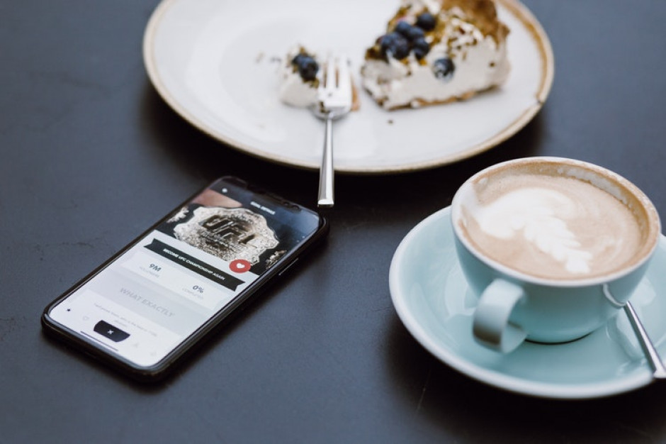 fot. unsplash.com Badanie: 27 proc. pracowników liczy na darmowe przekąski i owoce w miejscu pracy