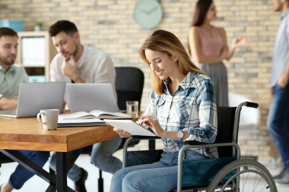 Fot. shutterstock Niewiele firm decyduje się na zatrudnienie niepełnosprawnych pracowników