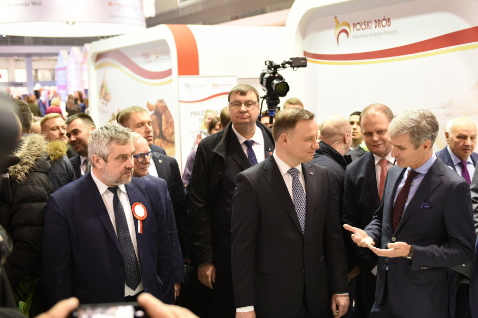 Od lewej: Jan Krzysztof Ardanowski, Andrzej Duda, Łukasz Dominiak (dyrektor generalny KRD-IG), Piotr Kulikowski (prezes KRD-IG), fot. mat. pras. Prezydent RP odwiedził stoisko KRD-IG podczas Narodowej Wystawy Rolniczej