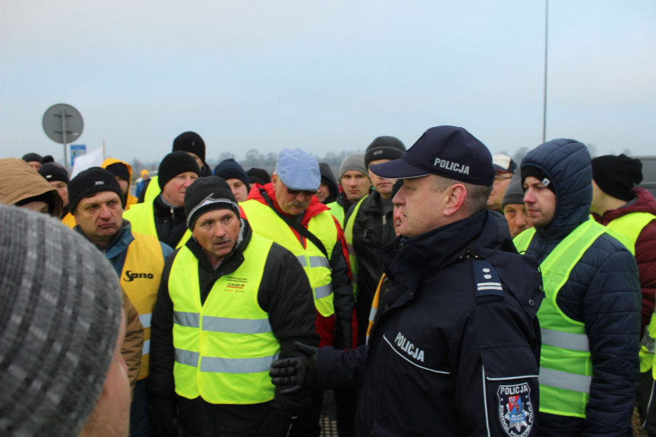 fot. farmer.pl Protest rolników: Policjanci wzywają do odblokowania autostrady A2