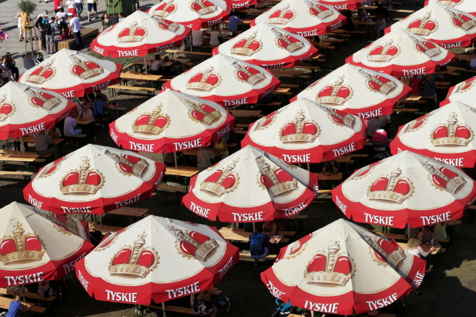 fot. Shutterstock Kompania Piwowarska aż 4-krotnie zwiększyła wydatki na reklamę w TV, a Grupa Żywiec o 44 proc.